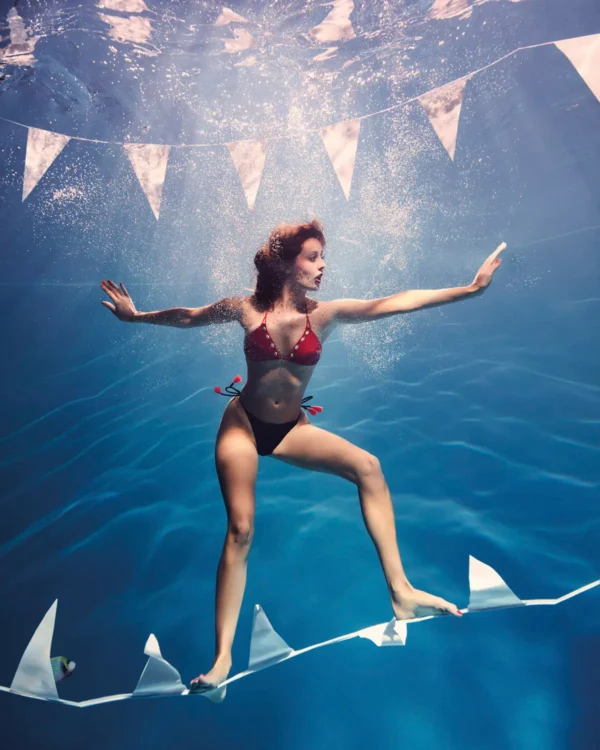 une modele qui surfe sur des fagnons sous l'eau