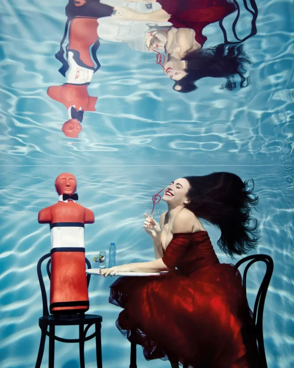 Une jeune fille à un rendez-vous avec un mannequin de sauvetage sous l'eau