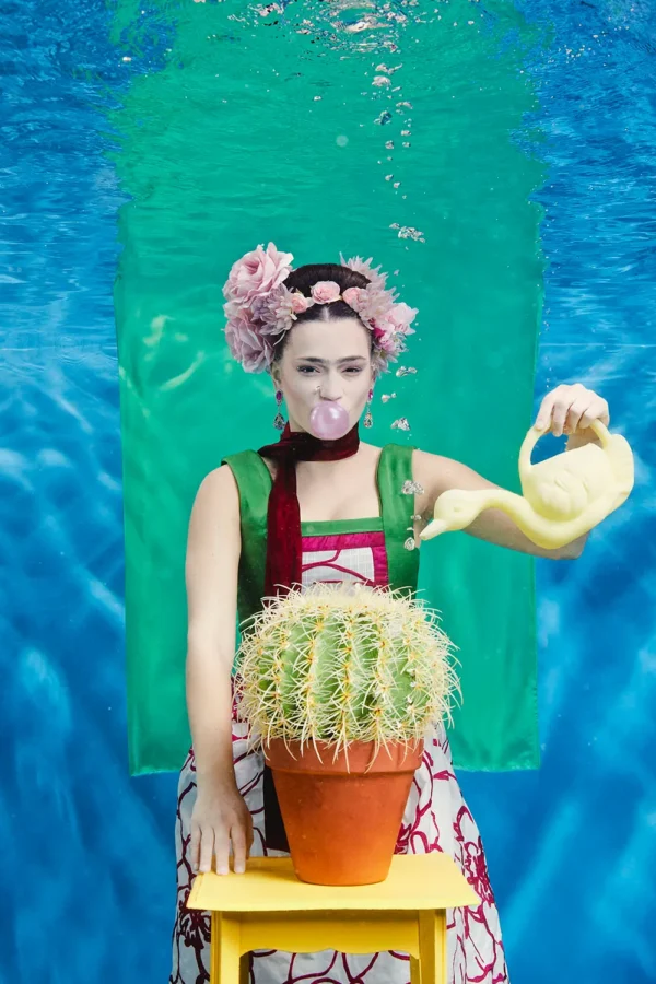 Frida Khalo arrose un Cactus dans une piscine