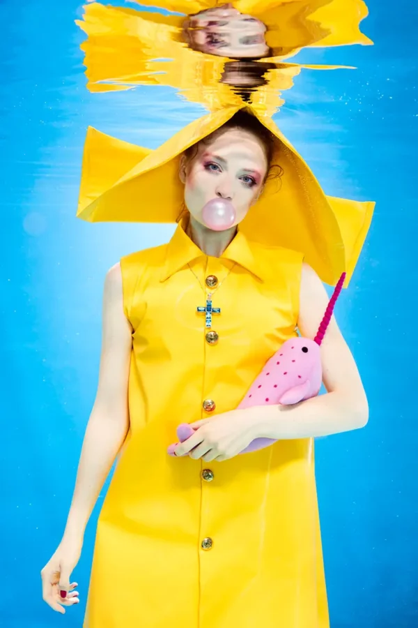 une pêcheuse en ciré jaune