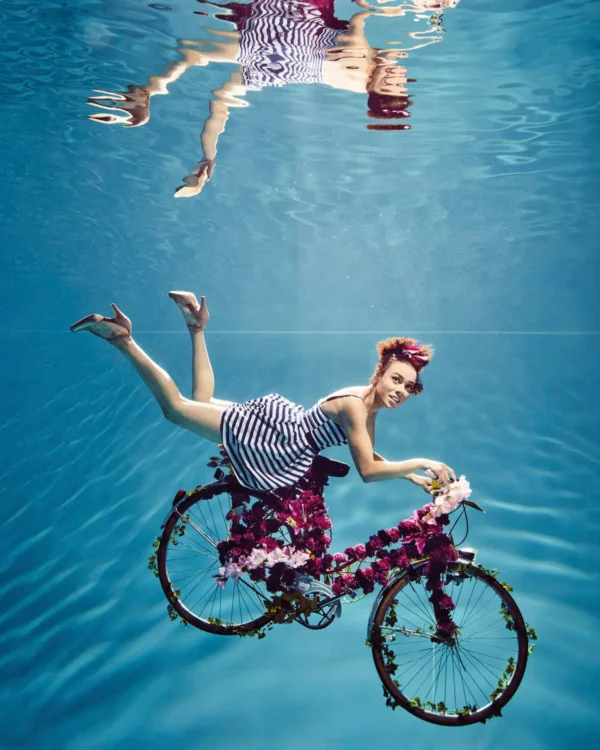 Une Fille tombe à Vélo dans une piscine