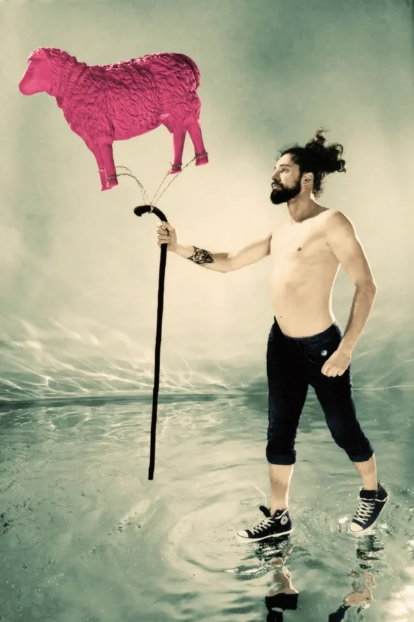 Le berger guidant le peuple sous l'eau