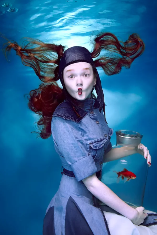 LA FILLE AU POISSON ROUGE