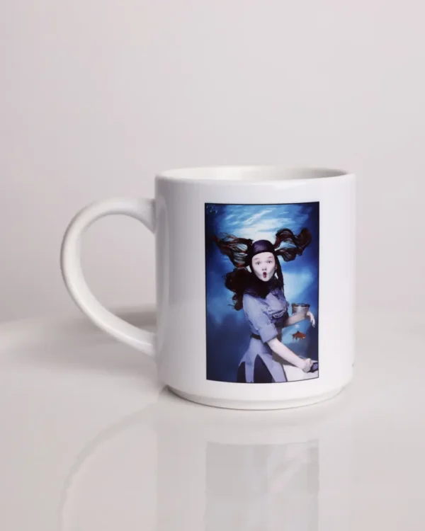 LE MUG - LA JEUNE FILLE AU POISSON ROUGE